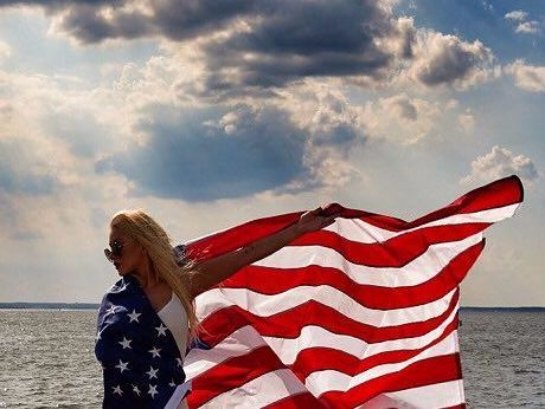 Агилера поделилась снимками в купальнике и с американским флагом