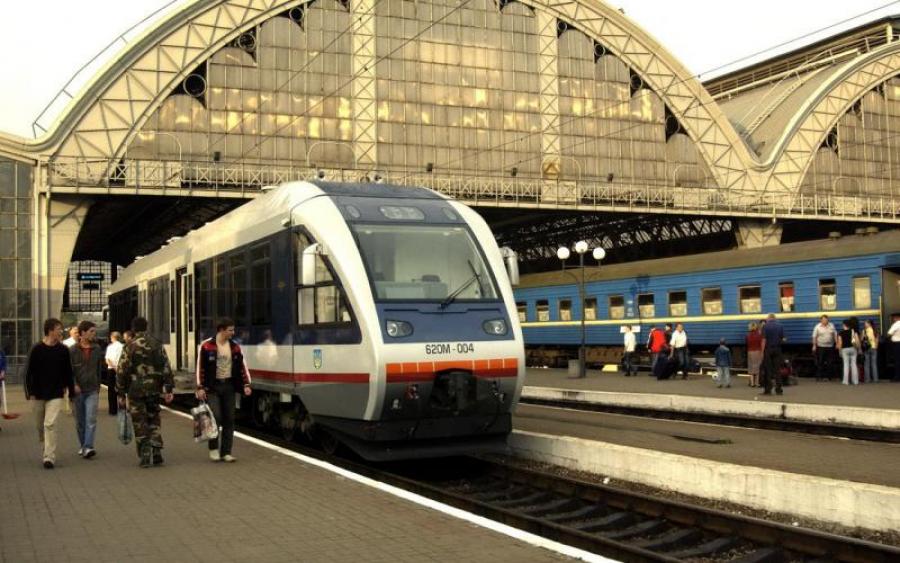 Форменный беспредел: Укрзализныця заставила пассажиров Интерсити ехать из Одессы стоя. Не прицепили половину состава