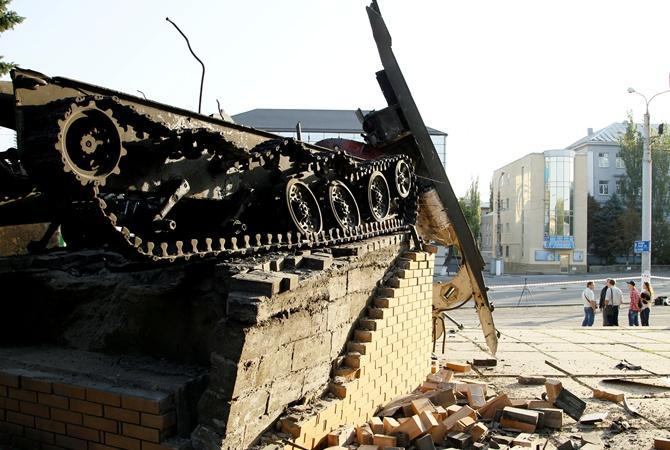 Разнесло на куски: последствия взрыва “символа террористов” в Луганске