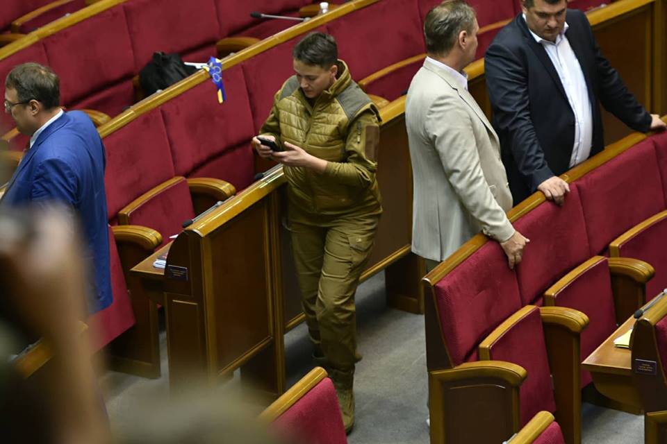 Савченко явилась в Раду в космическом комбинезоне цвета хаки