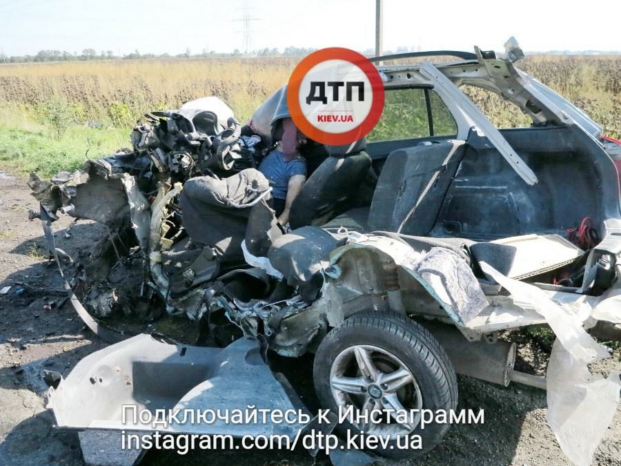Стрелка застыла на 150 км/ч: под Киевом произошла жутка авария, водителю оторвало голову
