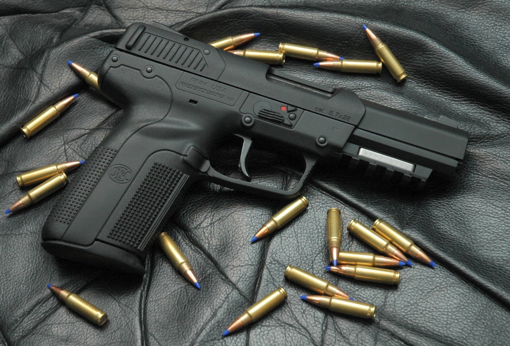 Оружие бандеролью: мужчина через интернет купил себе новый пистолет