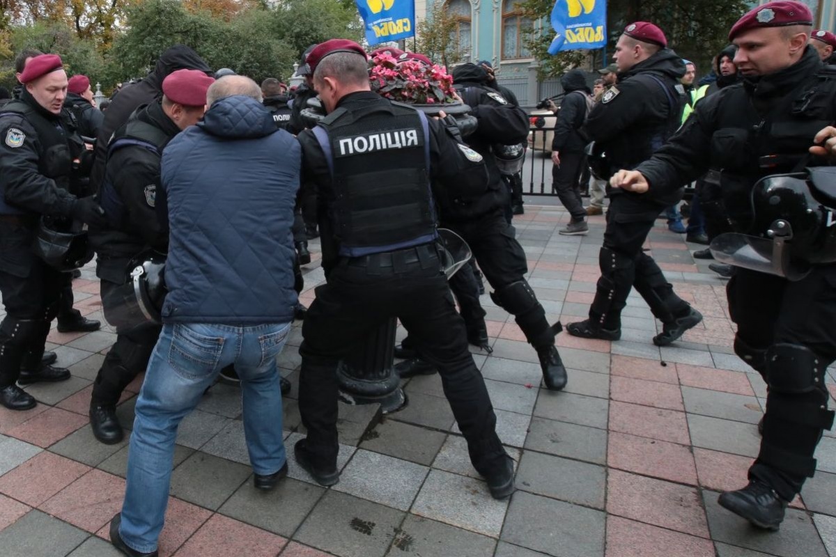 В центре Киева начинаются массовые обыски и проверки документов