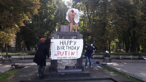 Киев на ушах: Femen поздравляют Путина с днем рождения! Видео на вынос